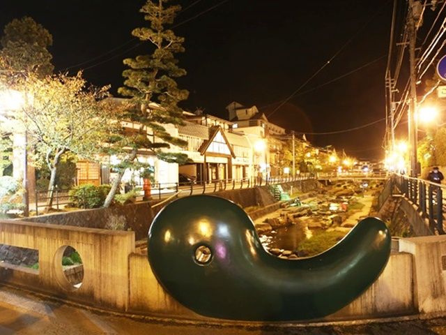 温泉街のライトアップが幻想的。他にも松江エリアには魅力的な観光地がたくさんあります。