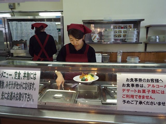 お客さんの前で盛り付け！！
