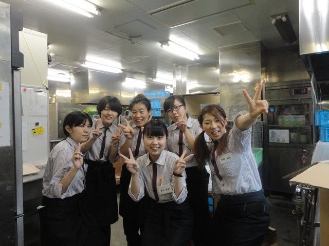多くの従業員さんが活躍されています。メインではバイキング会場でのお仕事です。