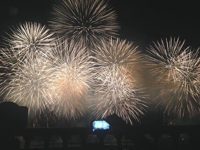 夏も秋も冬も花火が上がります