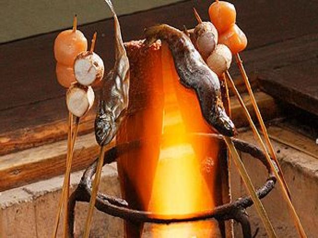 囲炉裏を囲んで食べる「平家お狩場焼」♪こちらのホテルさんの名物です！！