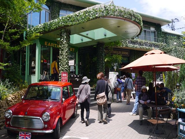 メイン通りの湯の坪街道には飲食店やお土産屋など見てるだけで楽しいお店がたくさん！