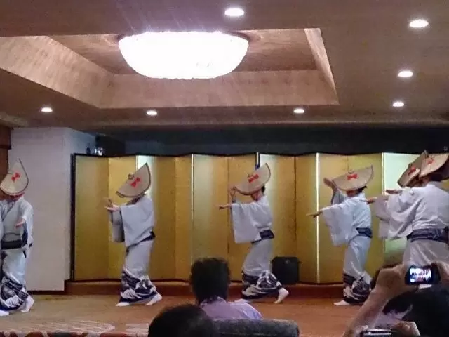 昭和の歌姫の曲にもなった佐渡おけさ。現在は見れる所も少なりましたが、当館では実演してます。