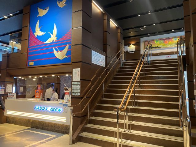 新潟港からカーフェリーに乗って移動します！
船内はリラックスもできてまるで豪華客船！？