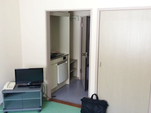 お部屋には冷蔵庫やテレビ、ミニキッチンがあります。周辺に売店や簡易的なコンビニもあります。