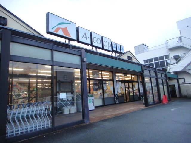 コンビニはすぐ近くにあります！少し歩きますがスーパーもあります