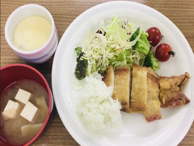 ある日の食事です！
ボリューム満点で毎日3食無料ですよ。