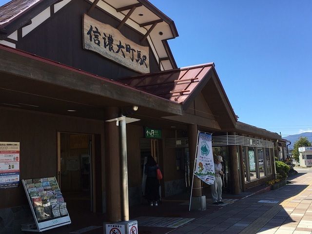 信濃大町駅から大町温泉までバスで約15分♪山々に囲まれた自然の多い場所ですよ☆
