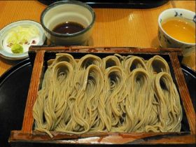 駅周辺は美味しい食べ物もいっぱい♪