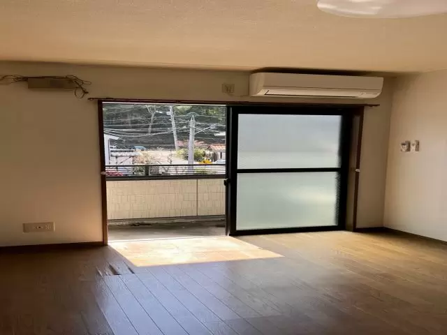 綺麗なフローリングタイプの完全個室です。