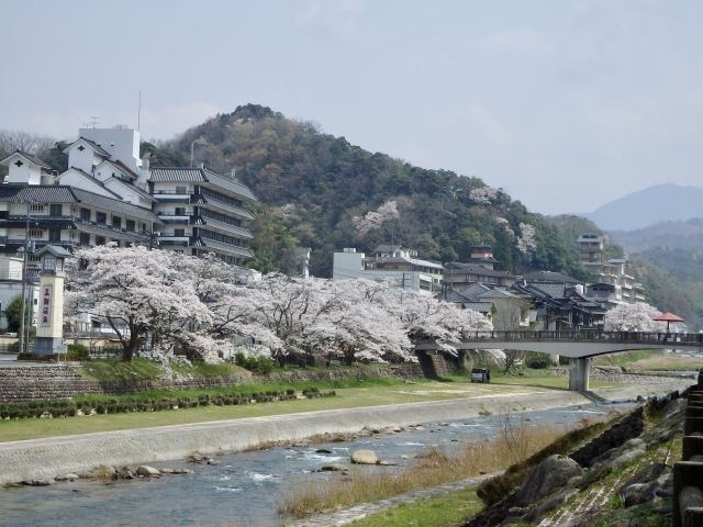 田舎の温泉地で人間関係も良いですよ。