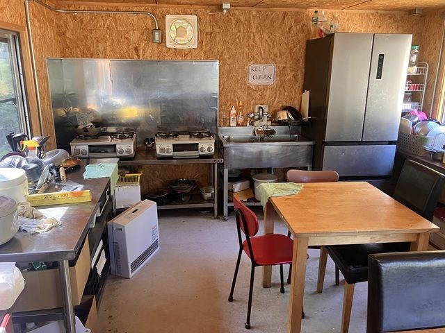 寮の横のプレハブ小屋にキッチンスペースがあります。
自炊もできる環境です。