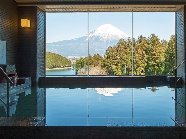 毎日温泉に入れるので日々の疲れも取れますね♪富士山の絶景は圧巻！