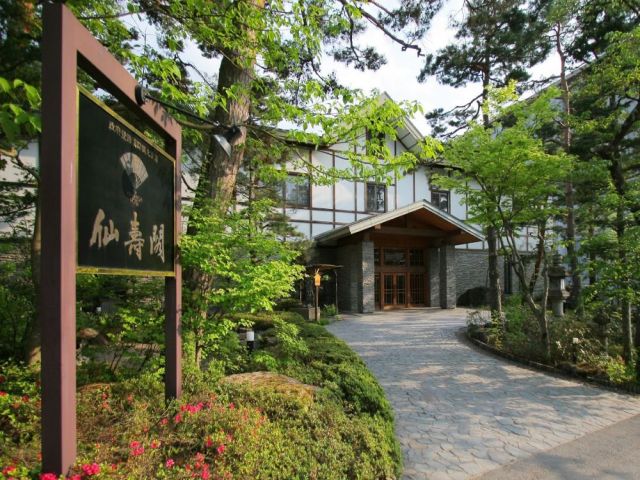 ＼著名人も多く訪れる伝統ある旅館／
近年リニューアルの綺麗な館内です