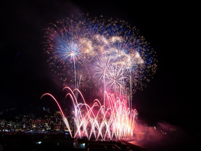 定期的に花火も上がりますよ～！夜の熱海散策も楽しみの一つです。