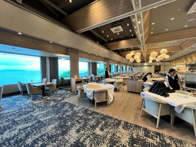 仕事場は全面改装したてで広々きれいなレストラン！きれいな景色も見れますよ♪