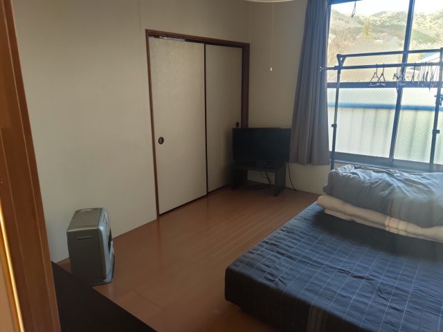 寮は勤務先まで車で5分。Wi-Fiも送迎もついてます。