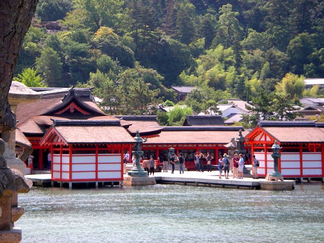 海外の観光客も多い厳島神社です。