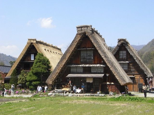 世界遺産の白川郷へはバスで1時間！！