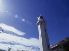 近くには灯台がございます