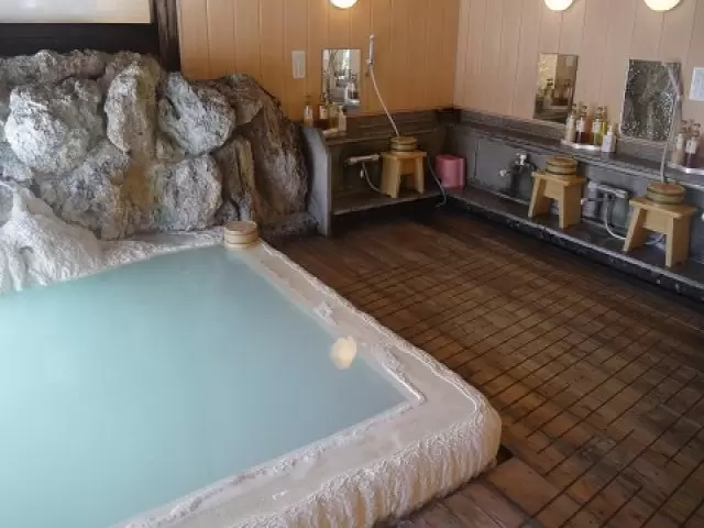 自慢の秘湯を堪能!!
すべすべ玉子肌になれる泉質が魅力です♪毎日温泉に入れるなんて最高!!