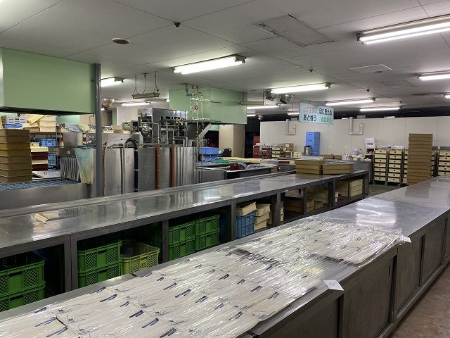 職場一例。多くのお客様がいらっしゃいますので、調理スペースも幅広です。