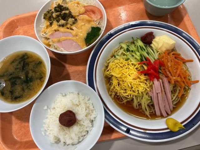 従食でおいしいご飯が食べられる◇
仕事終わりはみんなでわいわい食べられます♪
