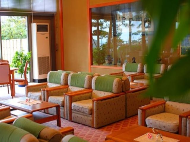 フロント業務をお任せ！ロビー周りや売店も一緒に兼任いただきます！