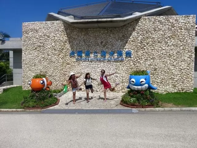「美ら海水族館」大きなジンベイザメは圧巻！