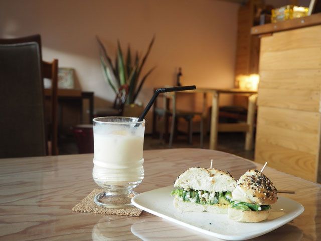 オシャレなベーグルサンドのお店は有名です♪