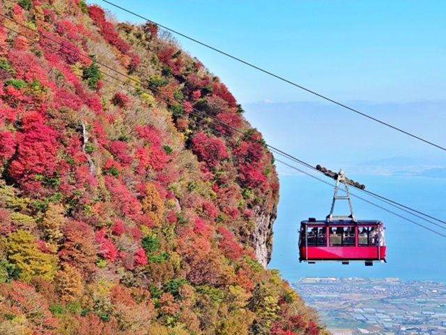ロープーウェイは外せない。展望台からの眺めは壮大。晴れた日は熊本の阿蘇山も見えますよ。