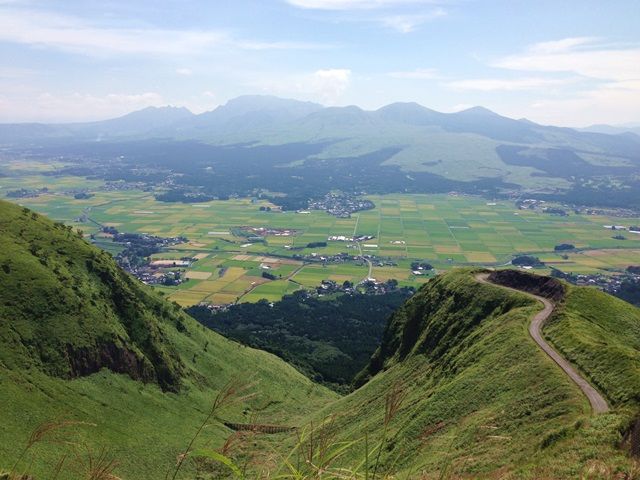 目の前には阿蘇山。四季によって移り変わる彩りがとてもキレイです。