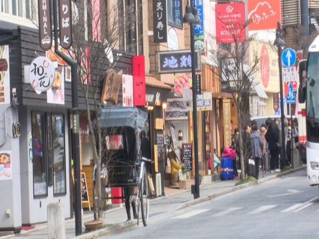 寮周辺にはドラッグストアやコンビニなどもあり、生活も便利です！