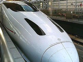 鹿児島への移動は新幹線か飛行機で。