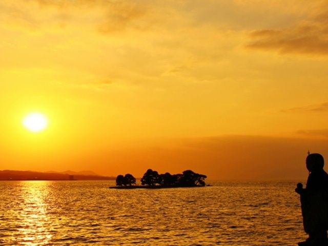 渡り鳥の飛来地＆しじみの産地/宍道湖。美しい夕景を眺められる人気スポットです。