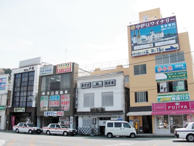 駅前はコンビニ、スーパー、飲食店など揃っており生活環境は◎ホテルまではバスで10分弱☆