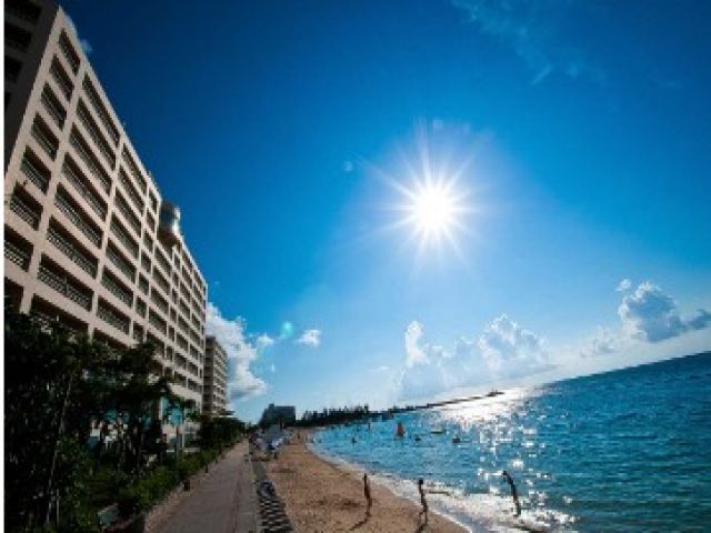 目の前は全長800mの絶景ビーチ♪♪
リゾートホテルのフロントでのお仕事！