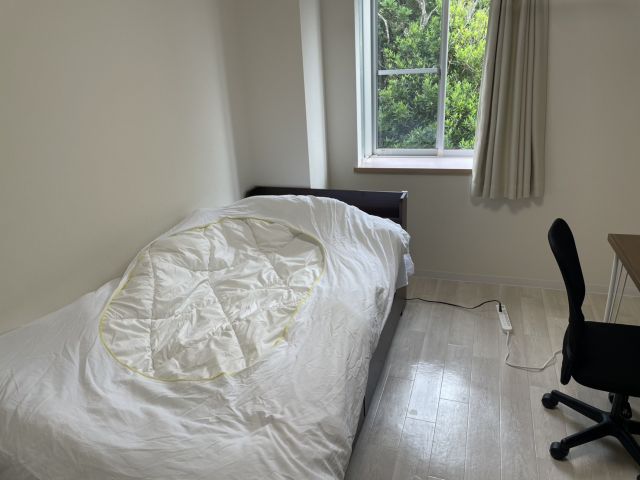 寮部屋内です、バストイレは共同（男女別々）
（車持ち込みの方は寮内バストイレ付きです！）
