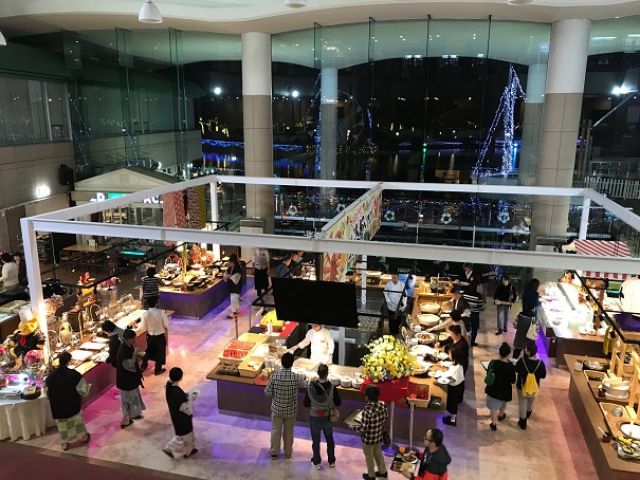 【雰囲気】活気あり！繁忙期には1000名以上が利用するレストランの洗い場です！