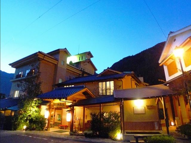 有名温泉地の小規模旅館です
生活便利・寮きれい・延長者多いで働きやすい