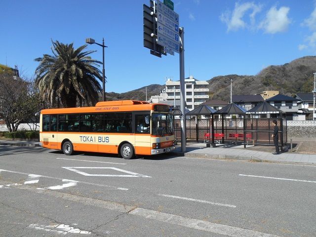 海がすぐそこ！のーんびりした温泉街です。バス停そばに無料の足湯もありますよ～♪