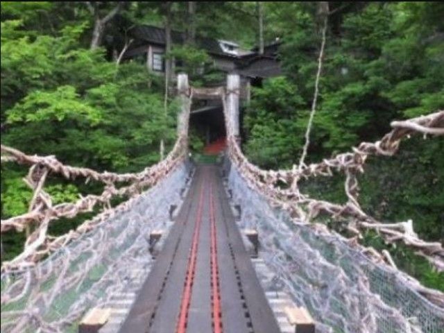 宴会場に行くのにこの橋を渡ります！