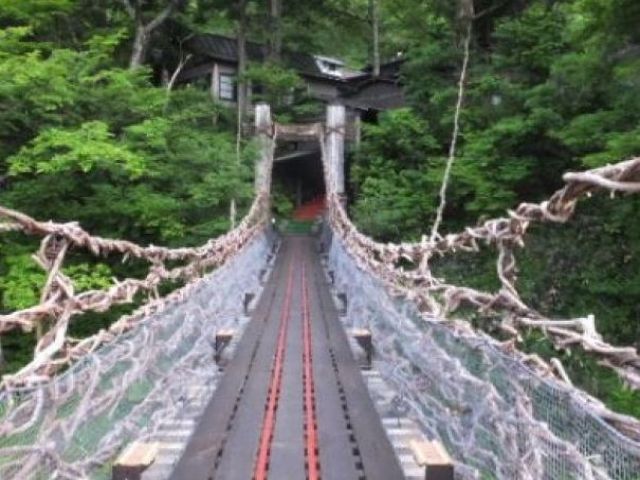 宴会場に行くのにこの橋を渡ります！