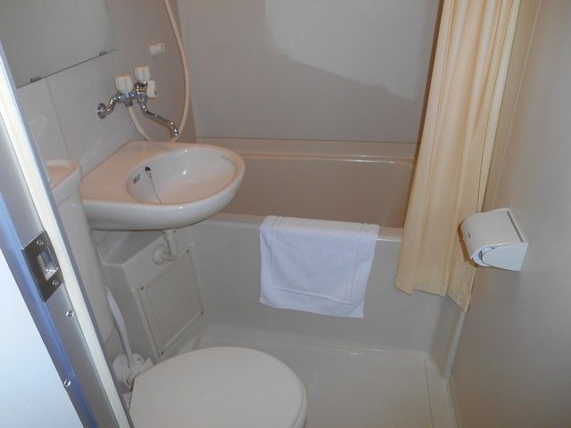 もちろんお部屋の中にお風呂とトイレも完備の人気の1Rタイプ。お客様の大浴場も利用出来ます！