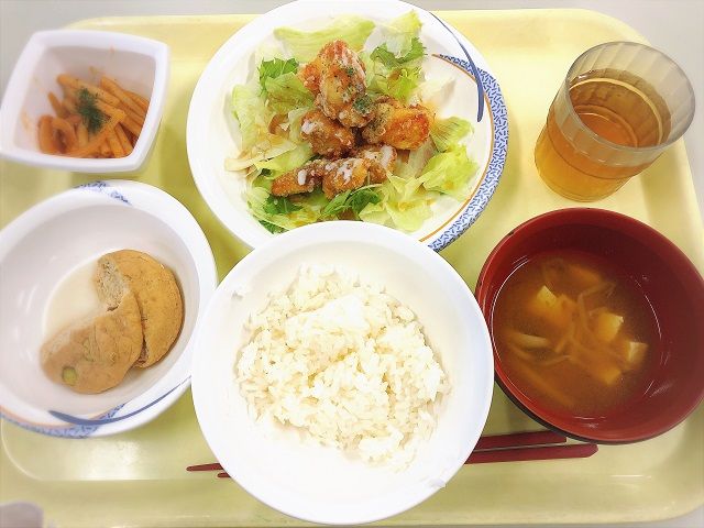 従業員食堂は日替わりメニューです♪