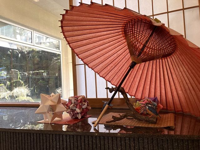 明るい館内でお客様をおもてなししております。