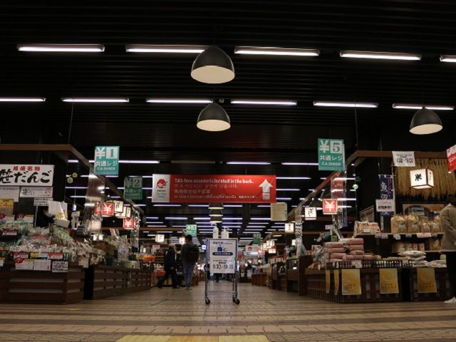 奥まで広がるお土産物屋さん達。こちらも越後湯沢駅構内です。