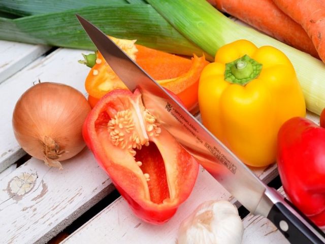 従業員食堂で賄い調理のお写真です
自炊レベルの調理経験からご案内できます！！