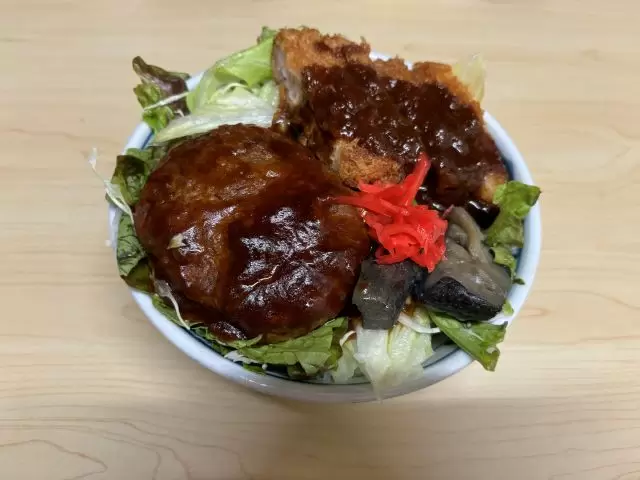従業員食堂でまかないの支給となります♪とにかくおいしかった！と評判です！