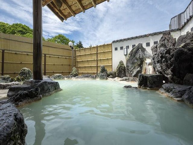 湯の花が浮かぶ源泉かけ流しの温泉は、身体がすべすべになります♪